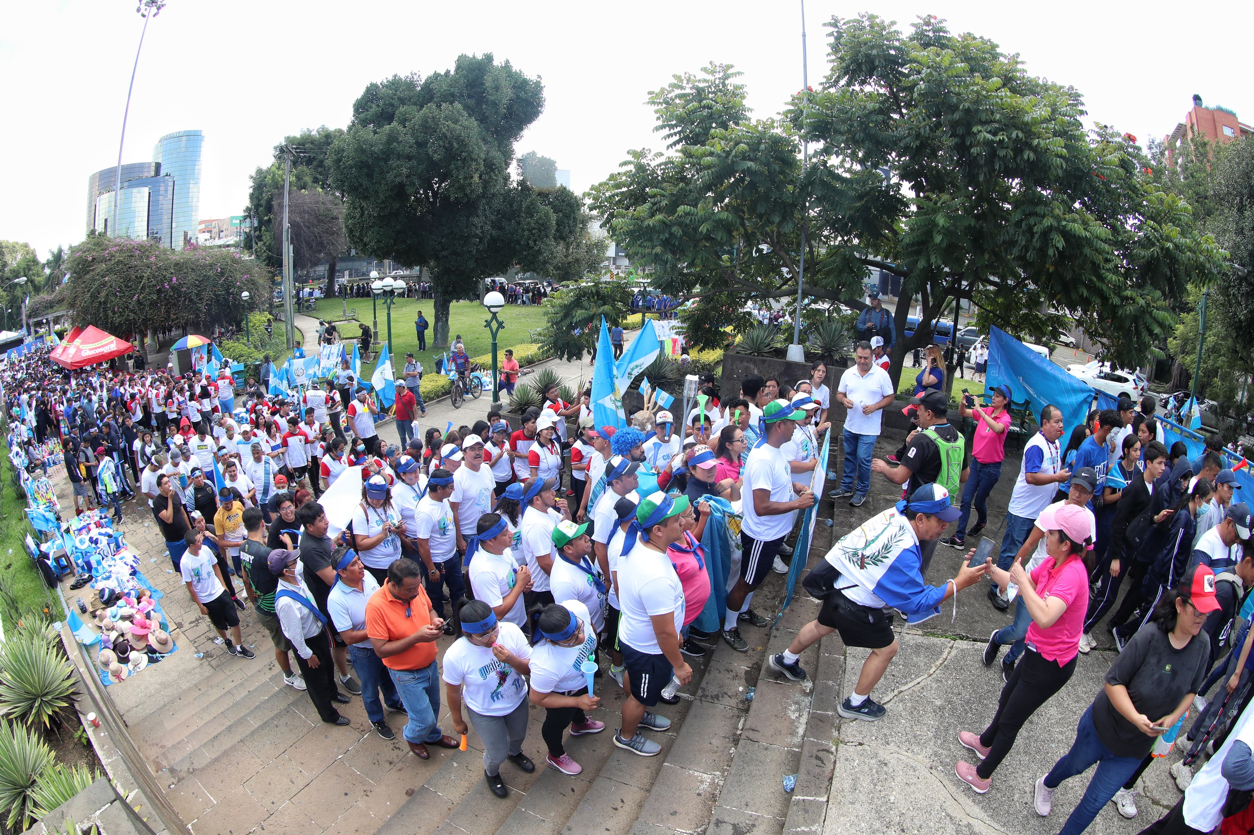 Grupos con antorchas en la Plaza del Obelisco