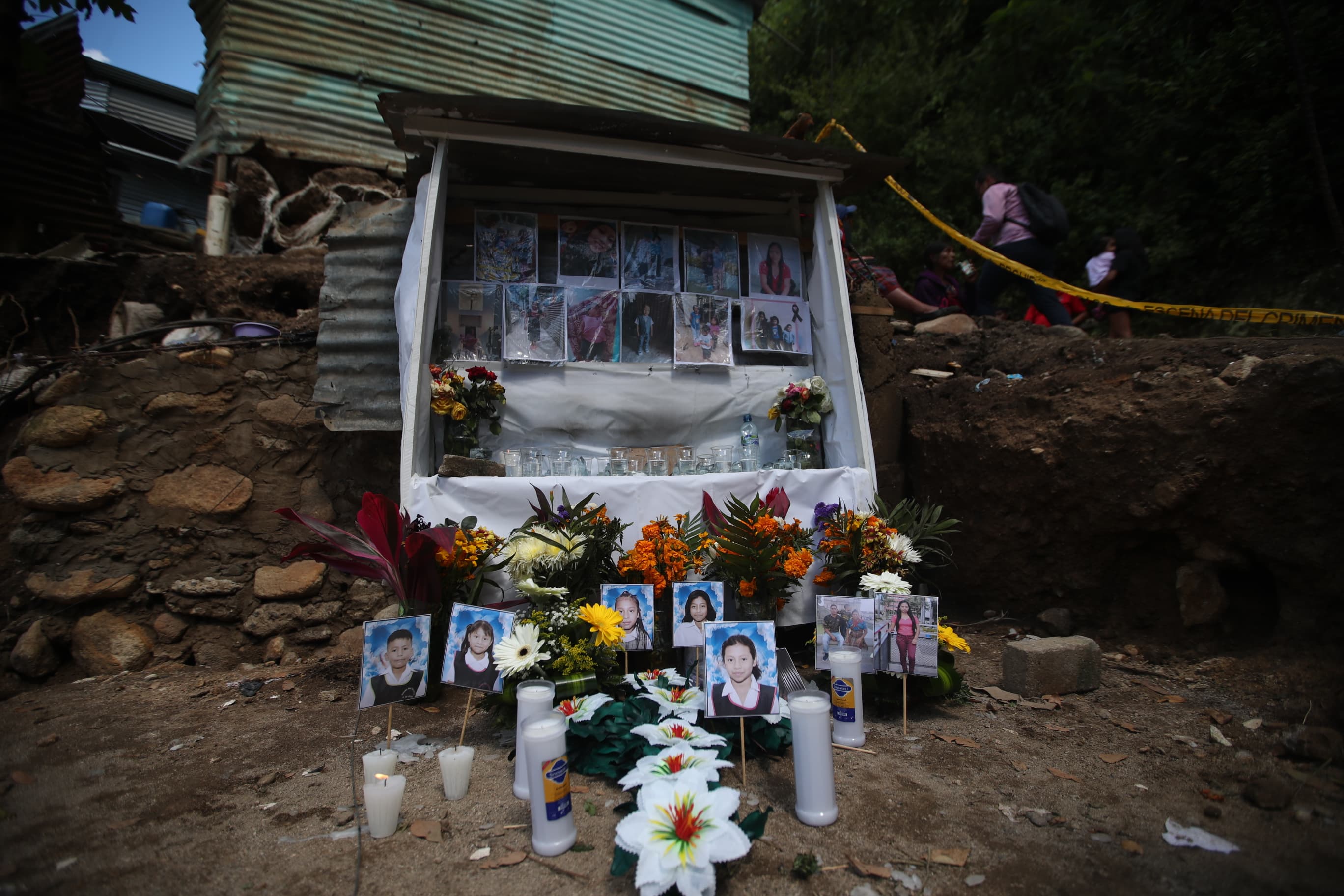 “Eran niños alegres”: maestras de pequeños arrastrados por río en asentamiento Dios es fiel llegan al lugar de la tragedia