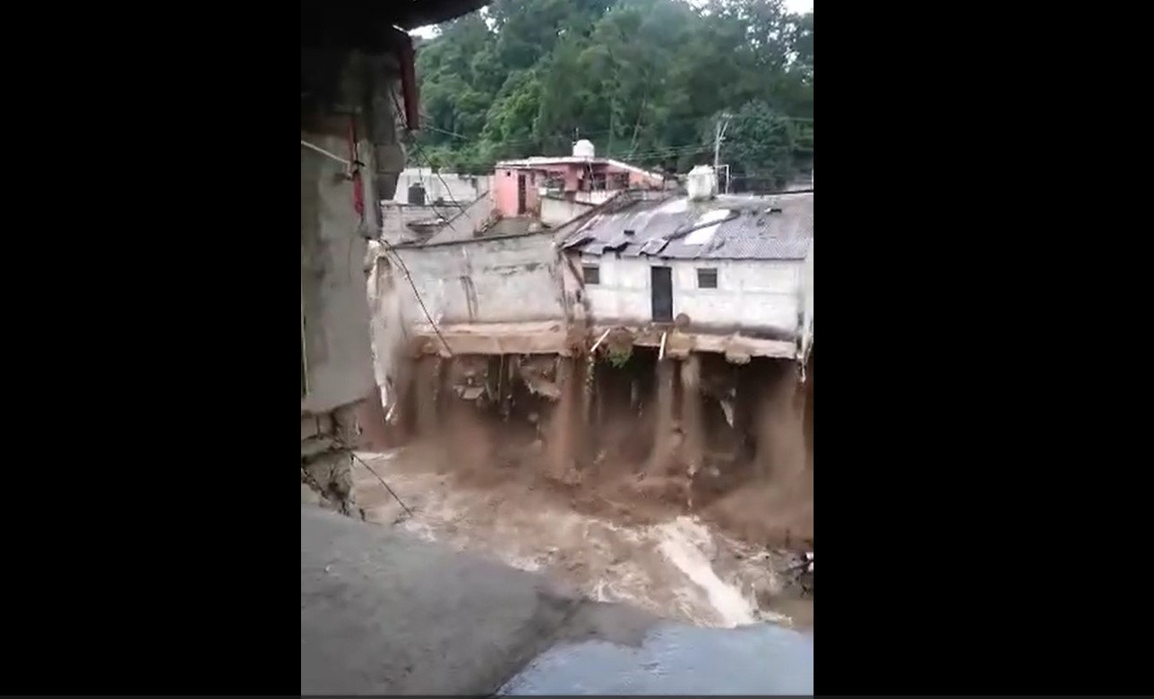 Imágenes: El momento en que viviendas sucumben ante la crecida del río Platanitos, en San Miguel Petapa