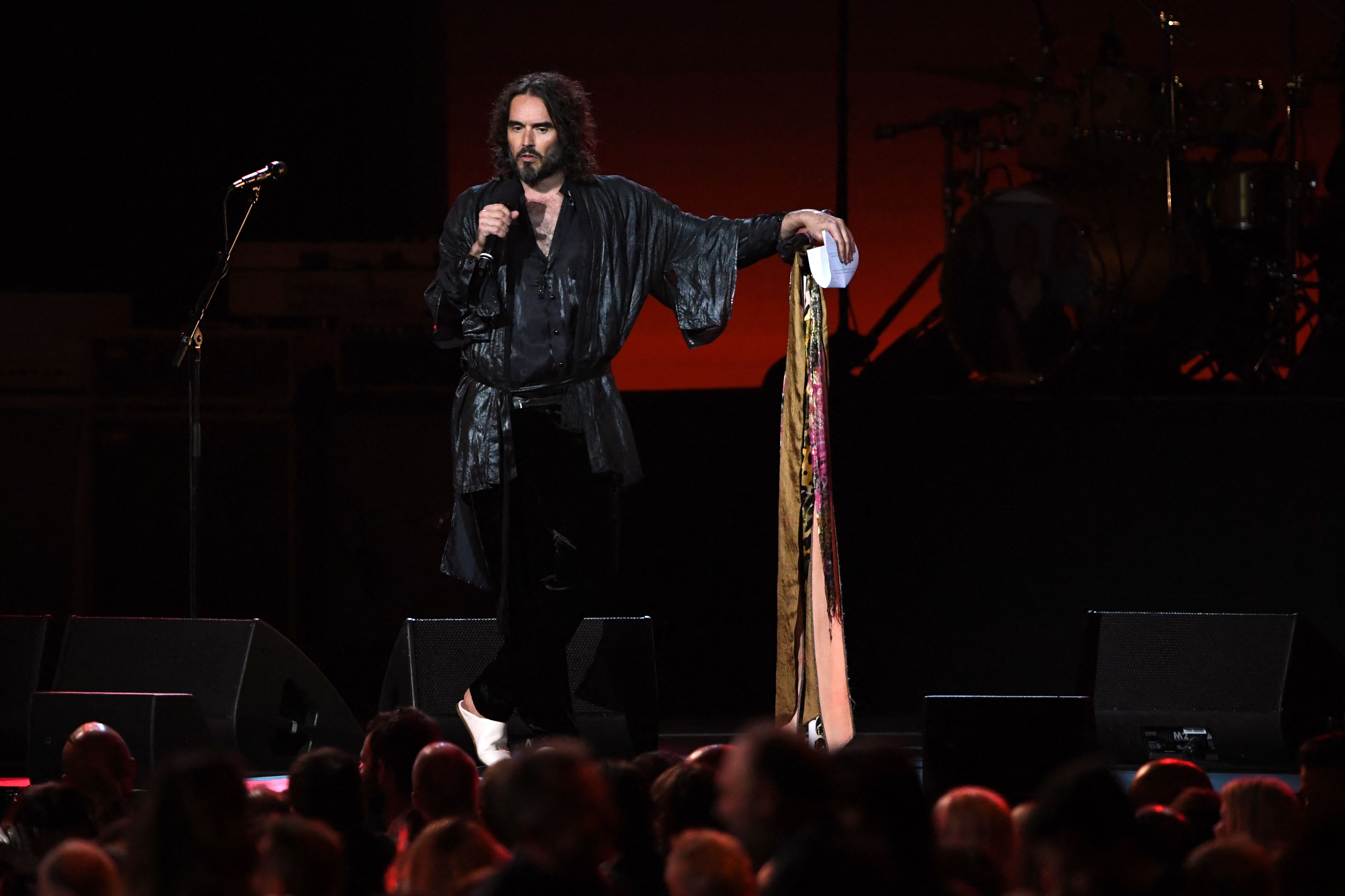 Expareja de Katy Perry, Russell Brand, es acusado de violación y agresiones sexuales