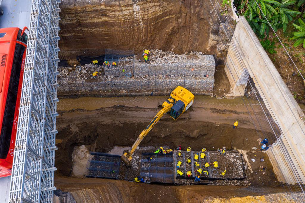 Comienza la construcción de los pilotes del puente de cuatro carriles que se instalará sobre el hundimiento en Villa Nueva
