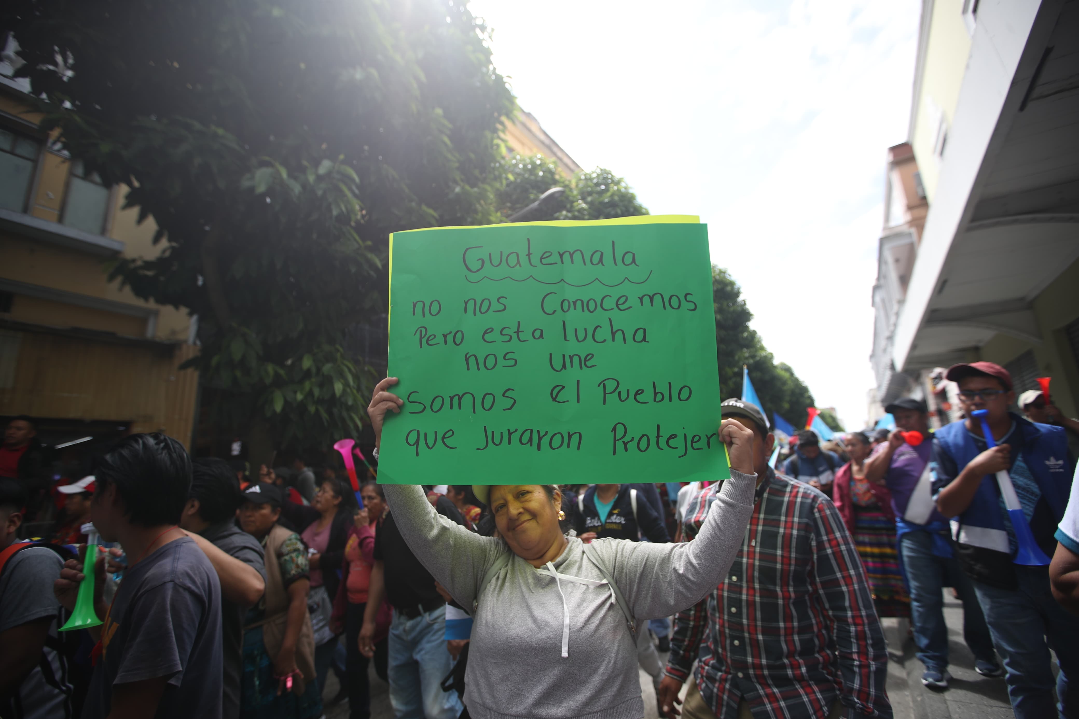 Manifestantes se organizan en marchas que recorren distintos puntos de la capital para exigir la renuncia de Consuelo Porras
