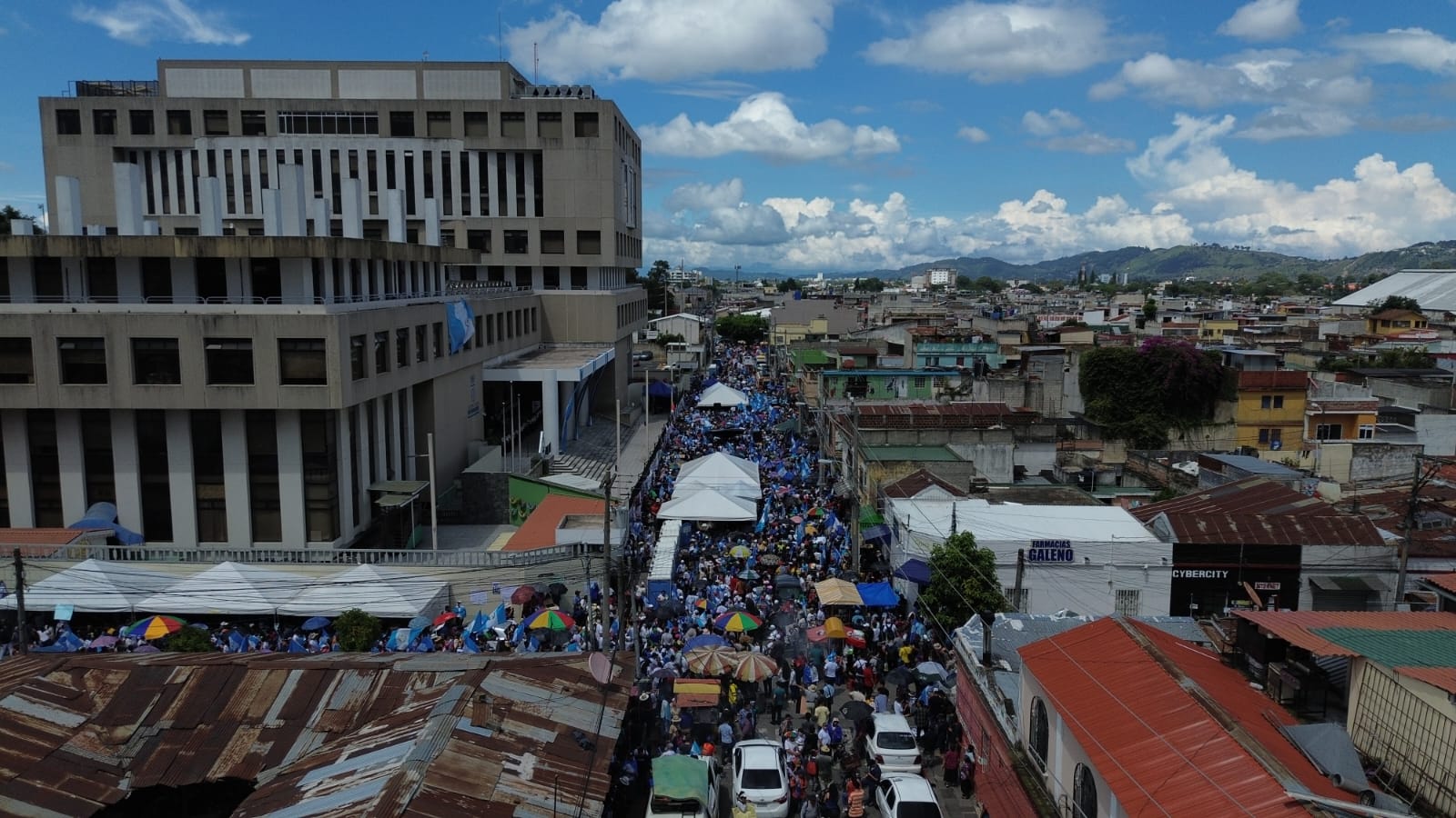 SIGUE PROTESTA FRENTE AL MP