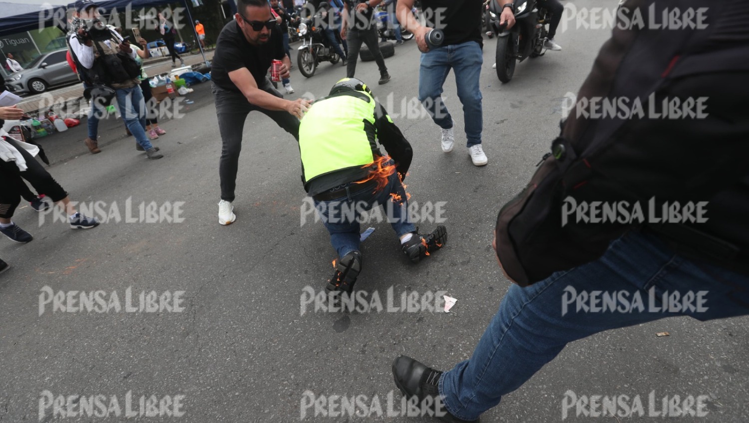 Videos: motorista prende en llamas por un instante durante tensión en manifestación en el km 16 de la ruta a El Salvador