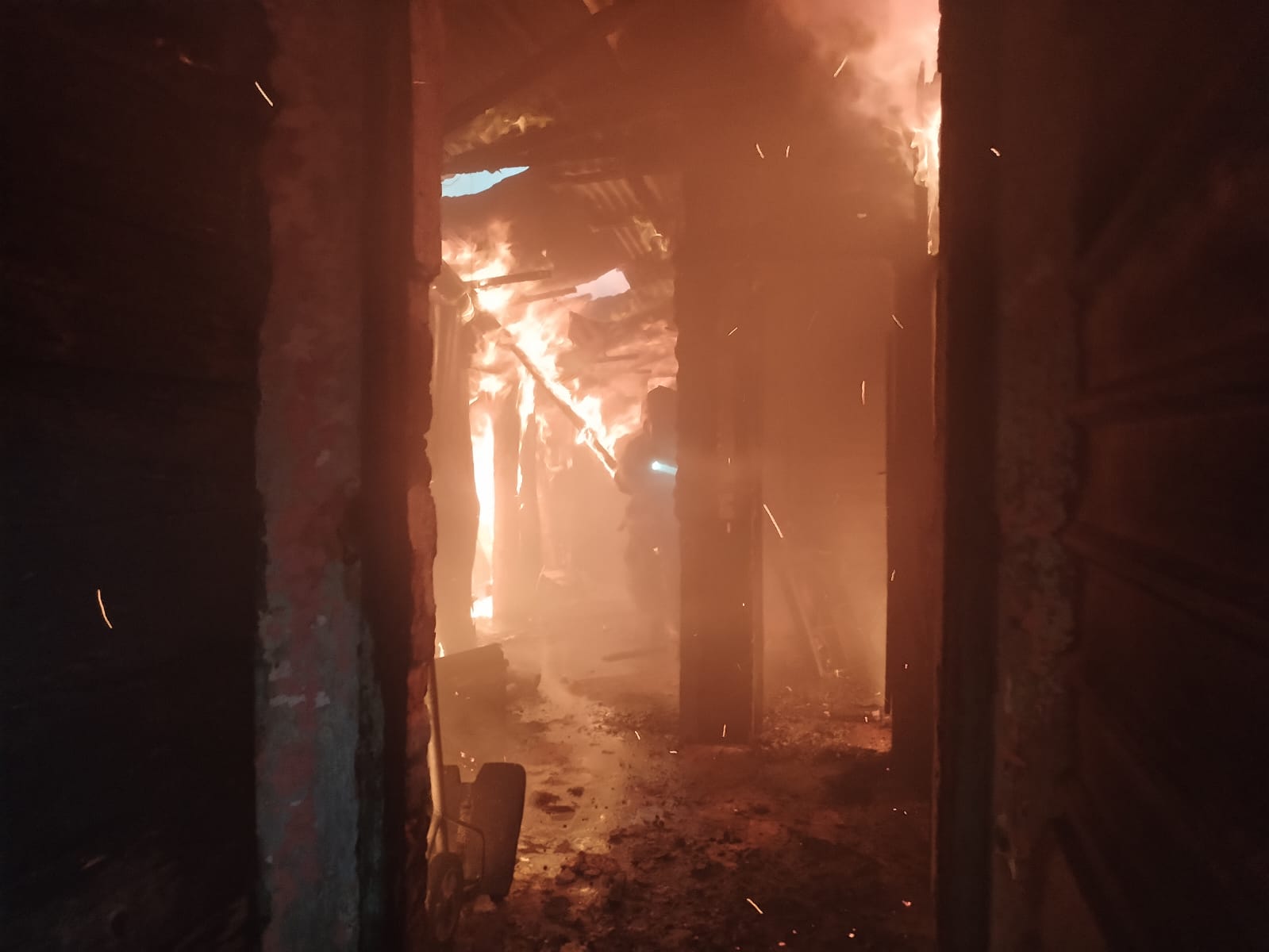 Se quedaron sin nada: incendio consume 12 casas y negocios en la zona 1 de la capital