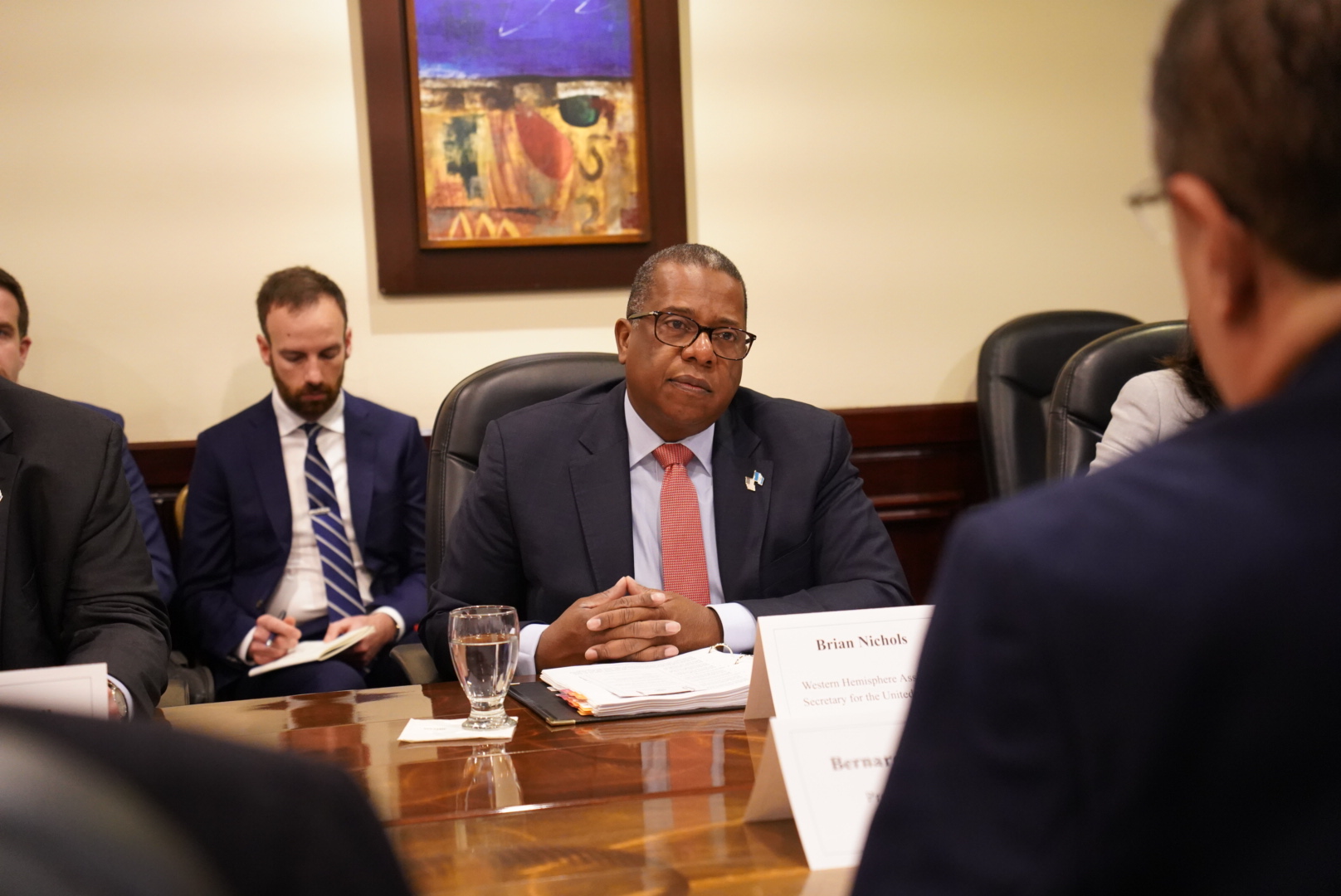 Transición y solución a crisis política: los temas que abordaron Bernardo Arévalo y Brian Nichols, subsecretario de estado de EE.UU.