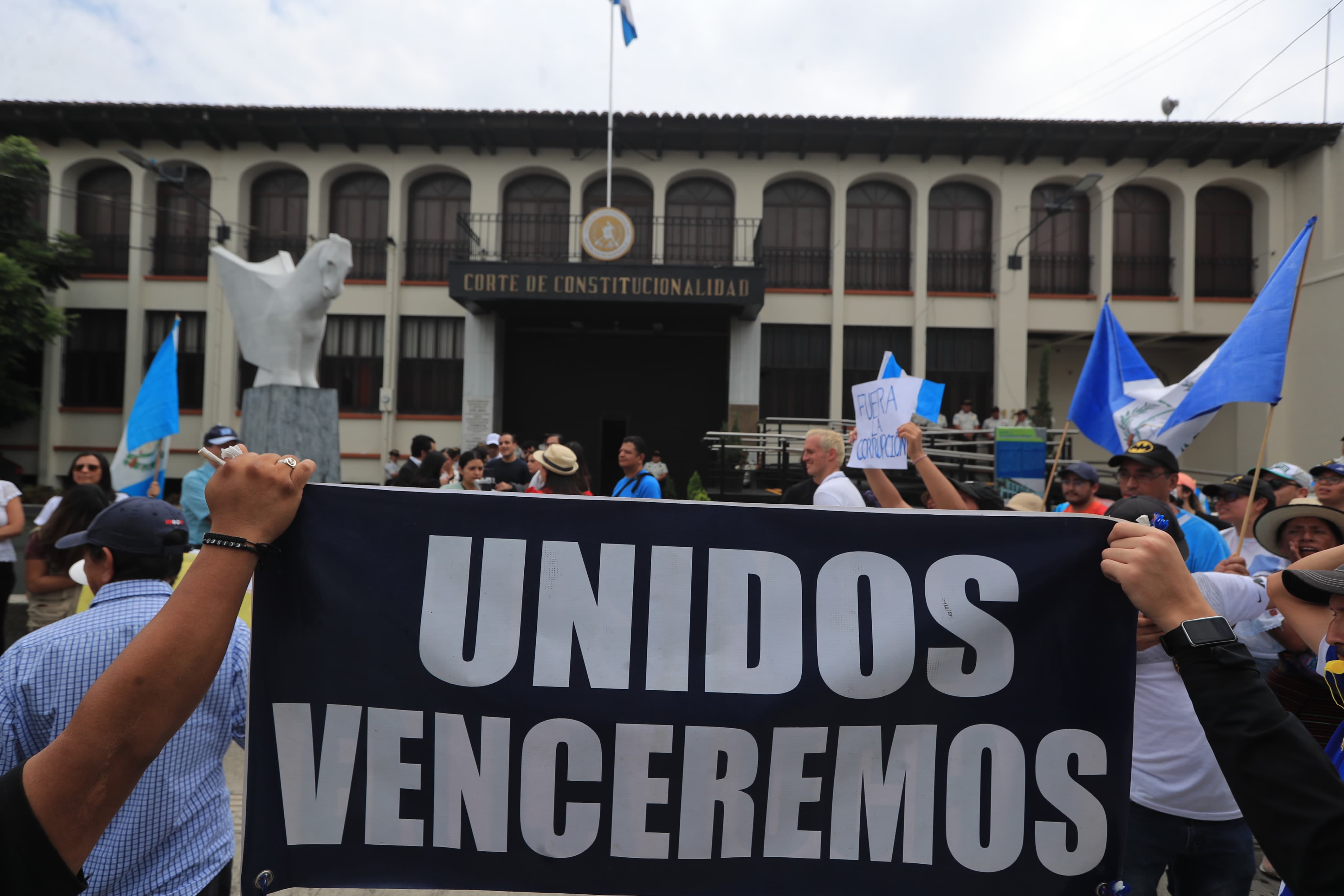 PRESENTAN AMPARO EN LA CC