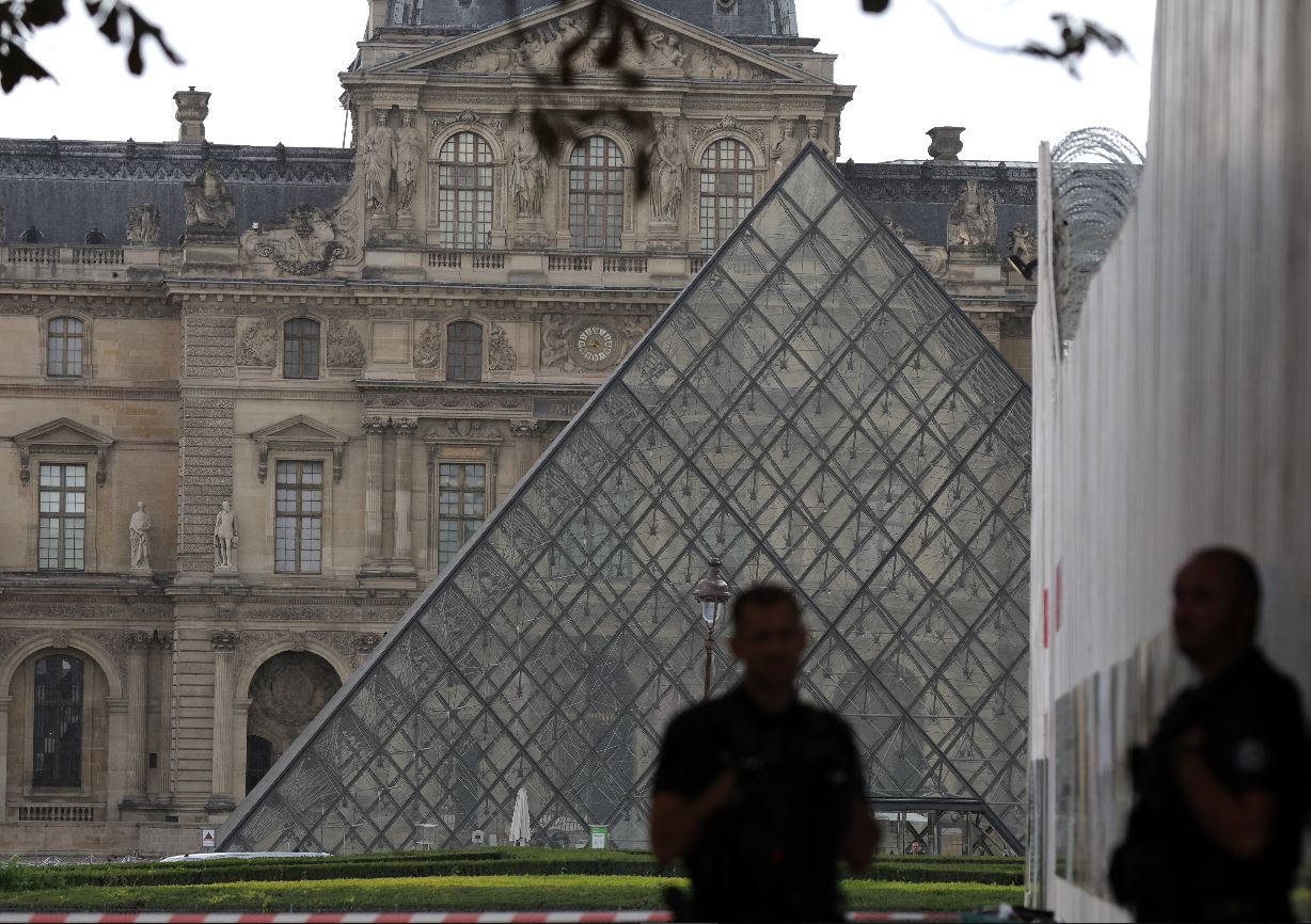 Videos: Cómo fue la evacuación del museo del Louvre de París, el más grande del mundo, ante el temor de atentado