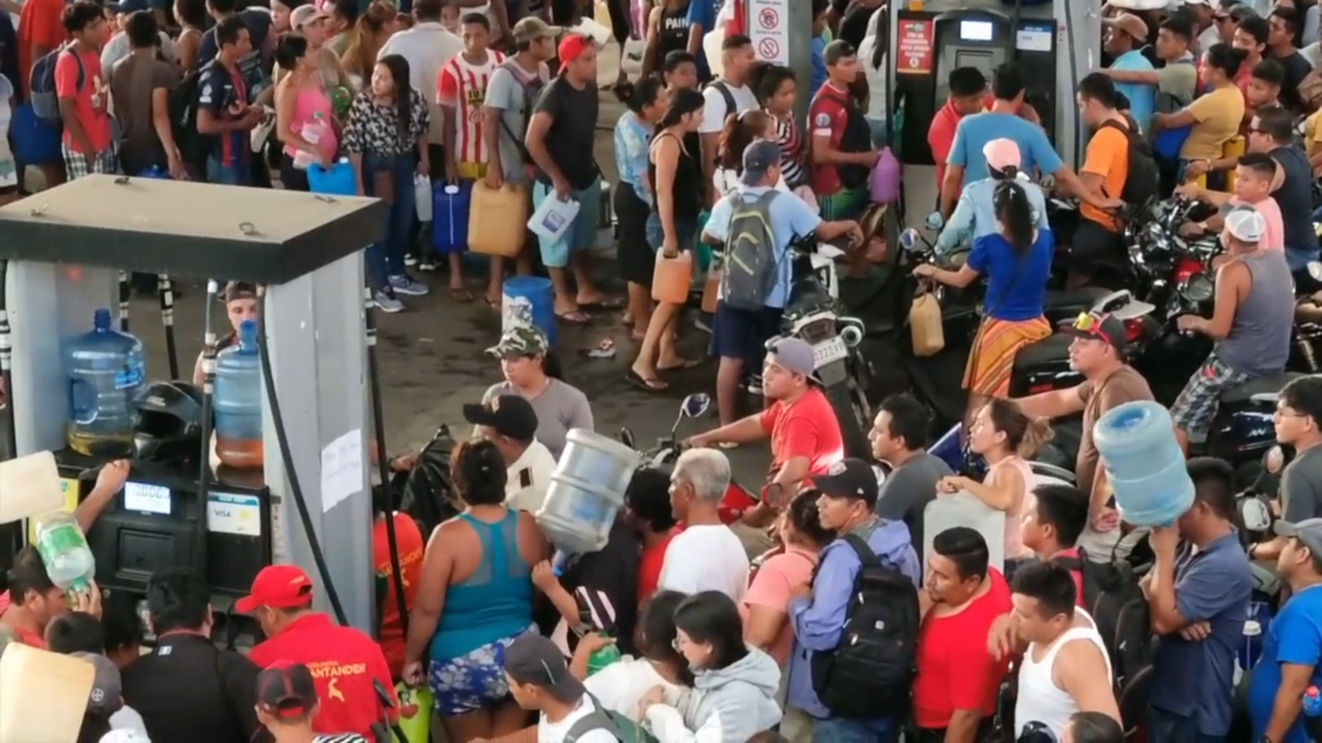 Gasolineras en Retalhuleu fueron abarrotadas por vecinos que necesitaban combustible