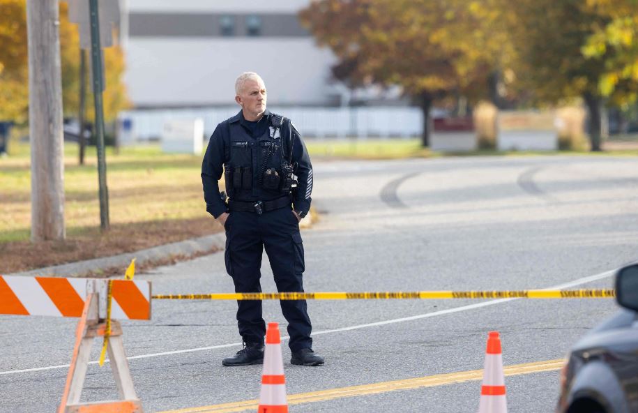 Cientos de policías buscan a Robert Card, principal sospechoso de la masacre de 20 personas en Maine, EE. UU.
