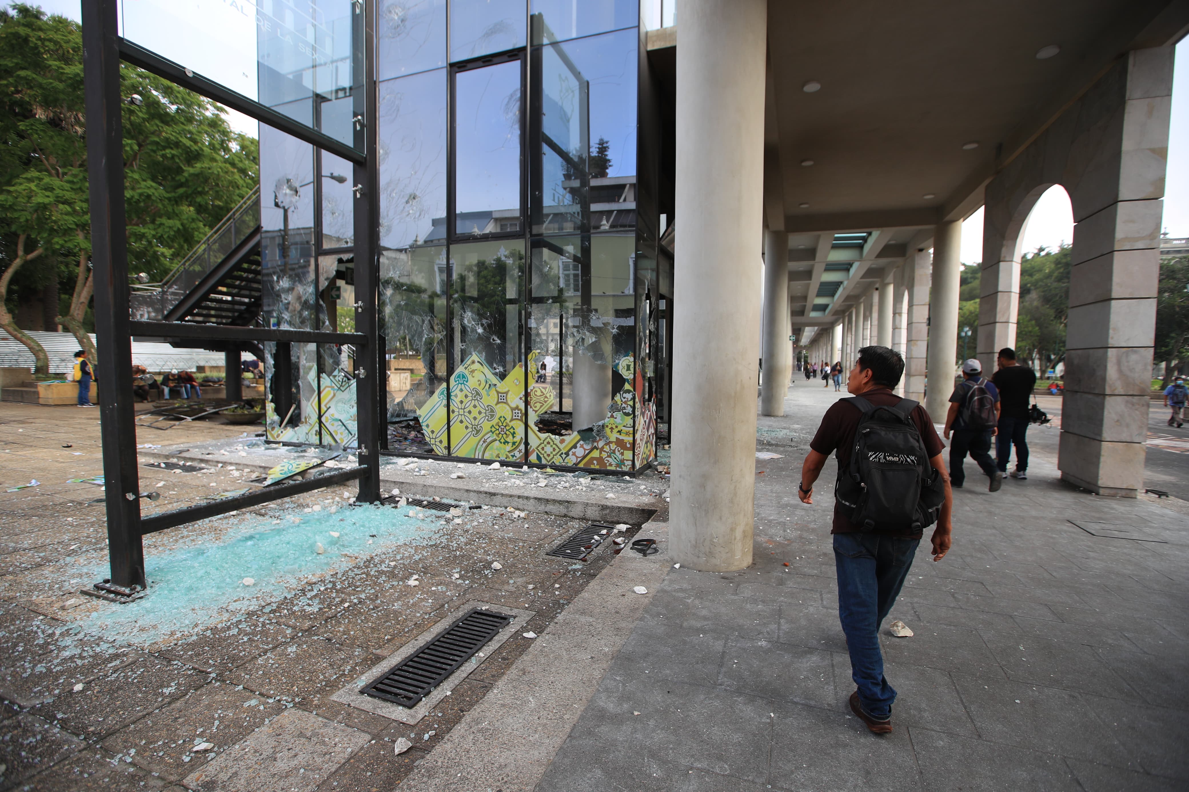 El recuento de daños luego de disturbios ocasionados por supuestos manifestantes en la Plaza de la Constitución