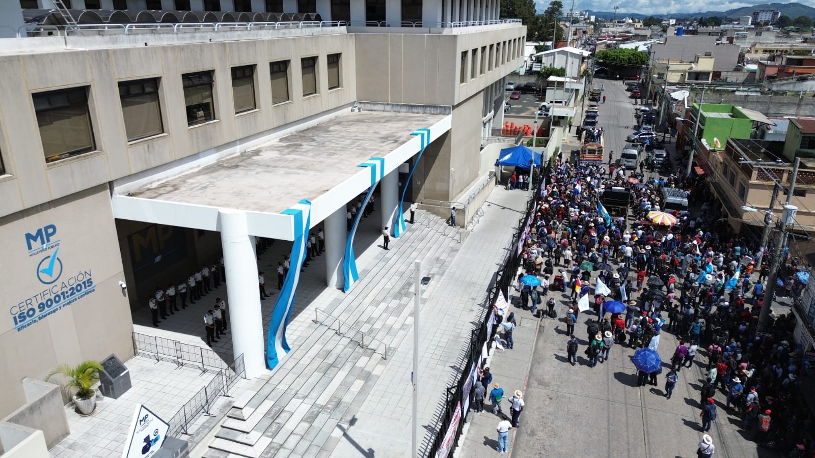 Manifestaciones en Guatemala: Frente al MP y en carreteras manifestantes piden la renuncia de Consuelo Porras y otros funcionarios