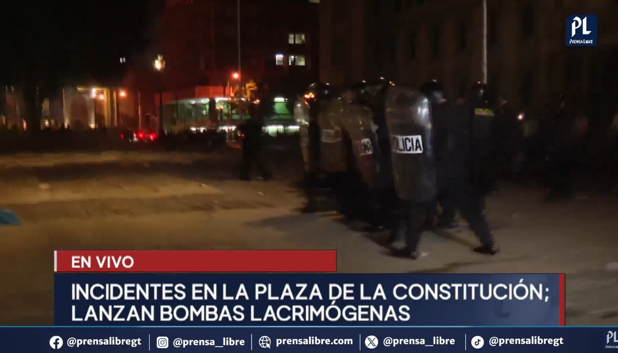 Antimotines lanzaron gases lacrimógenos en la Plaza de la Constitución. (Foto Prensa Libre: Guatevisión)