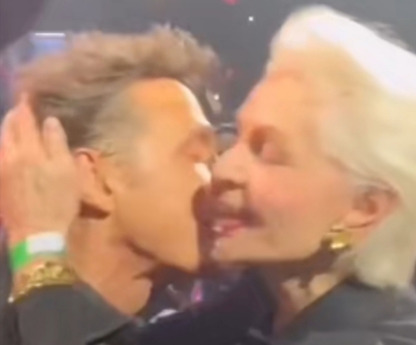 El momento en que Carolina Herrera y Luis Miguel tuvieron un encuentro cariñoso durante un concierto