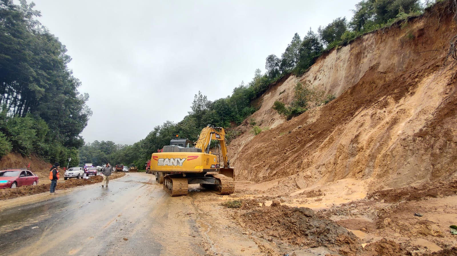Deslizamiento complica el paso por la ruta Interamericana y existe riesgo de más derrumbes