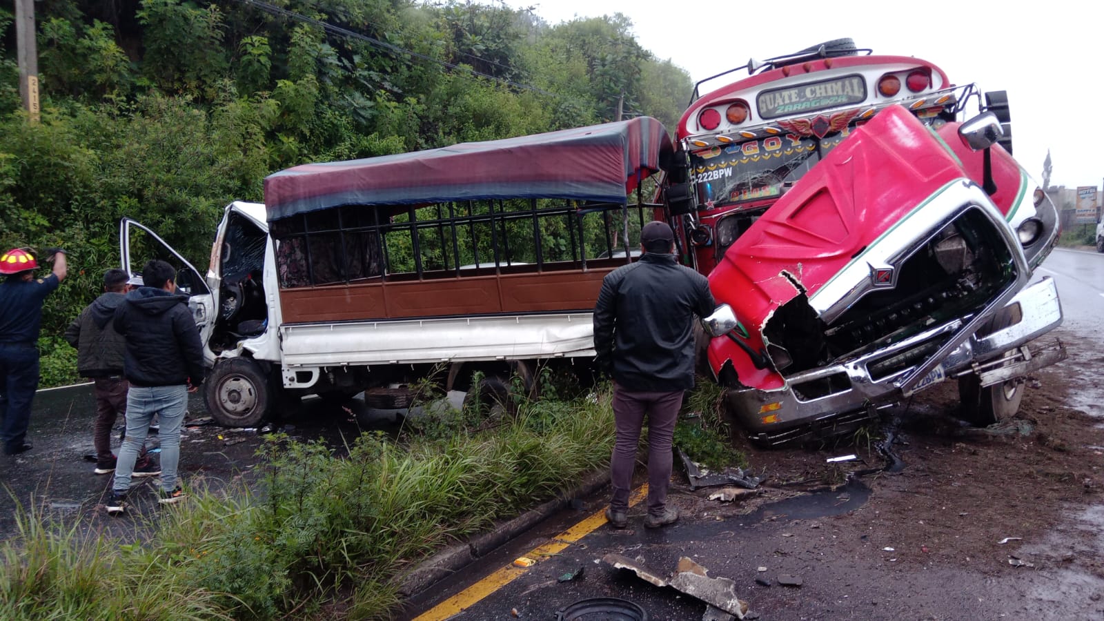 Accidente deja a cinco personas heridas después que un bus impacto contra un