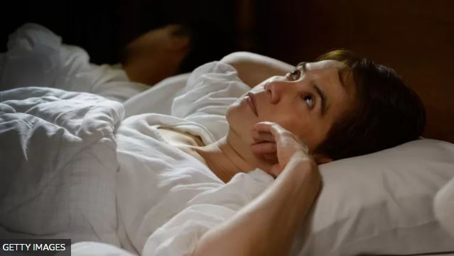 Cómo lo que pensamos antes de dormir afecta la calidad del sueño