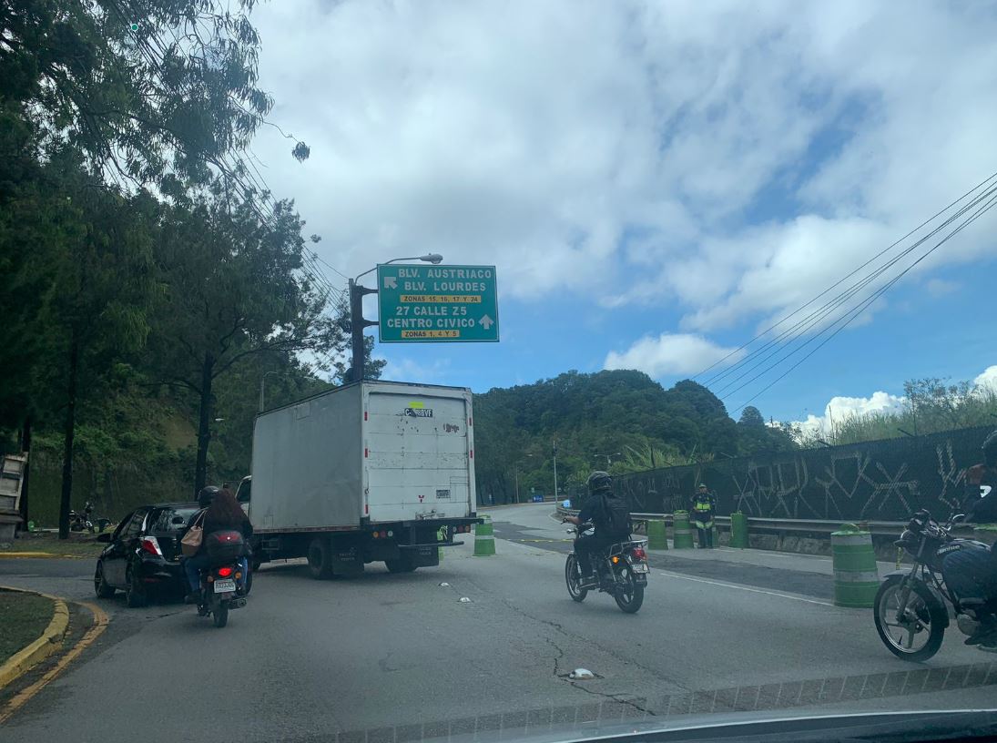 Cierran temporalmente los cuatro carriles en bulevar Lourdes debido a las constantes lluvias