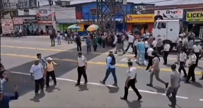 Hombres armados retiran bloqueo de la CA-2, en Mazatenango y les quitan los celulares a los vecinos para que no los graben
