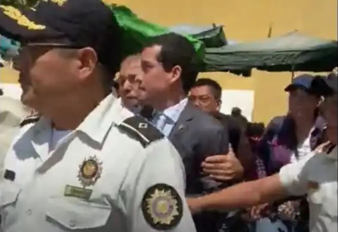 Miguel Martínez presenta denuncia por agresiones contra él y su familia durante incidente en Antigua Guatemala