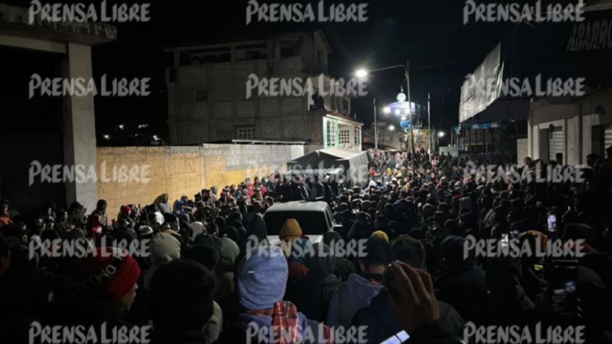 Pobladores liberan a soldados que estaban retenidos en comunidad de Totonicapán y los acompañan hasta su destacamento militar
