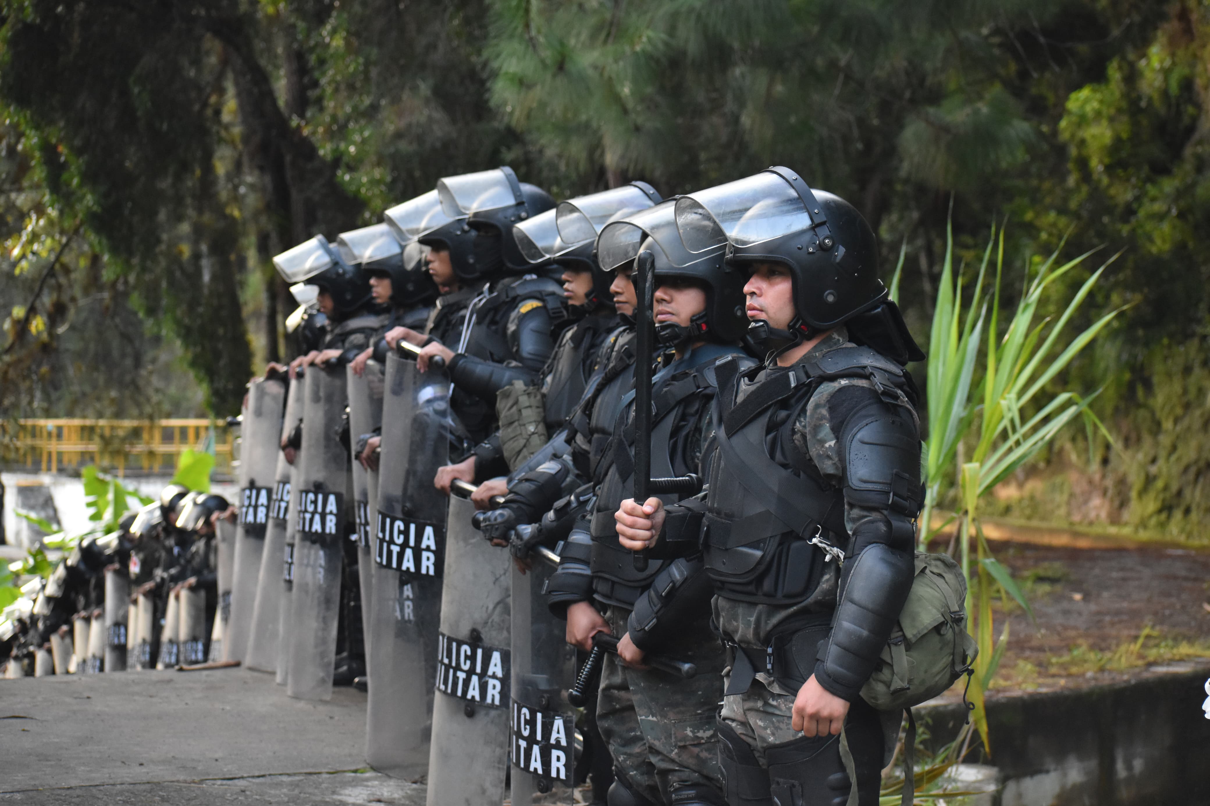 La Policía y el Ejército despliegan más de mil efectivos para retomar planta de agua, la cual ya había sido desalojada