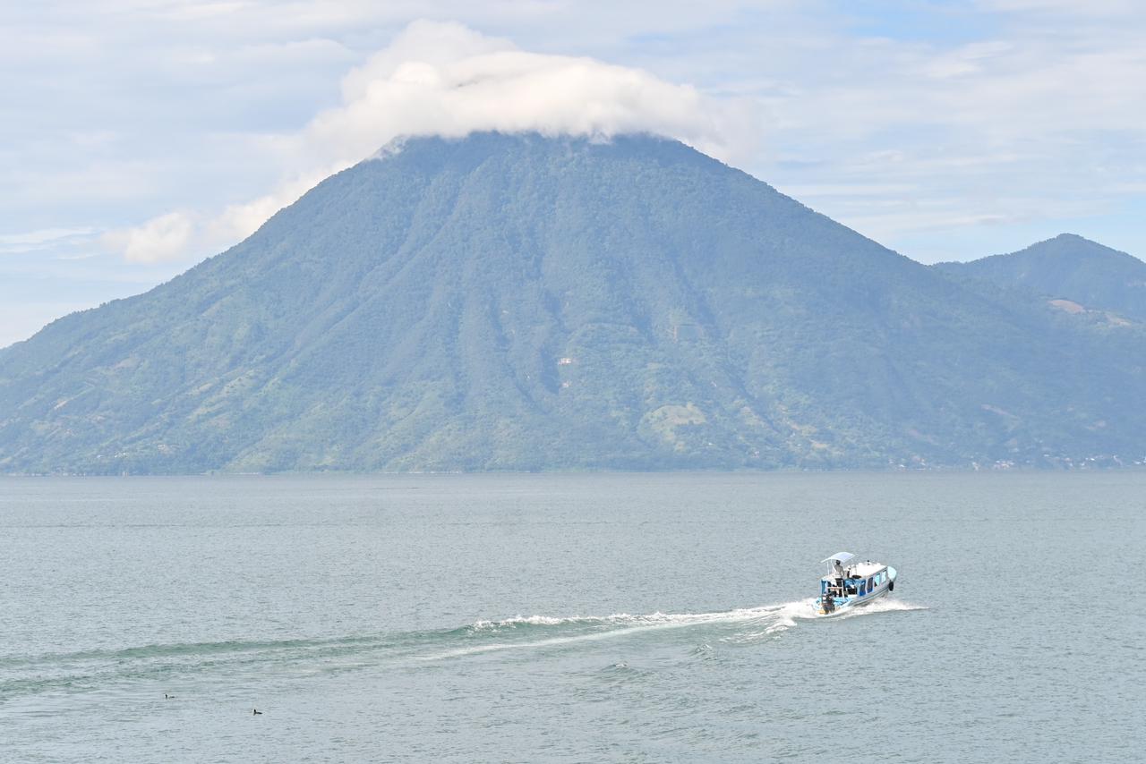 ATITLÁN. BUSCAN A TURISTA