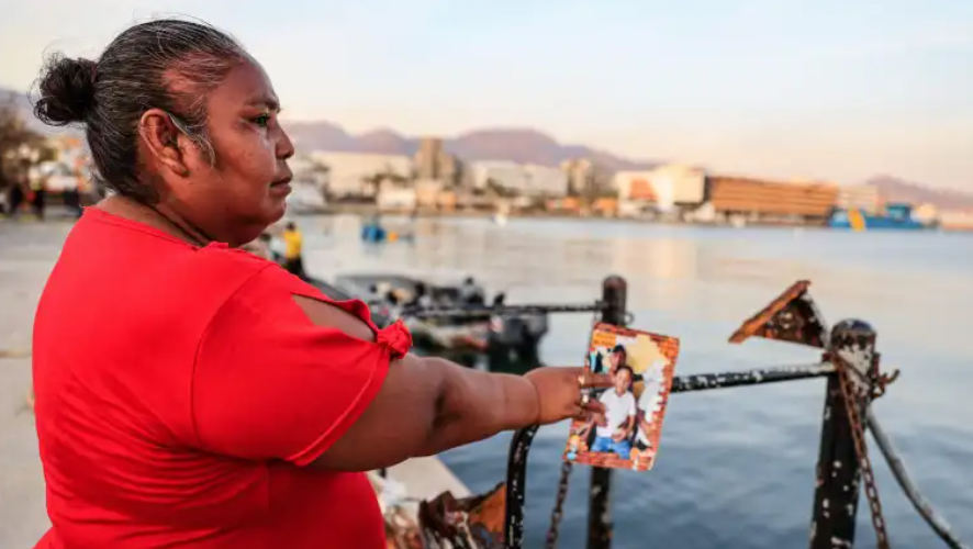 Las mujeres que esperan en el malecón de Acapulco a que el mar devuelva a sus familiares tras el huracán Otis