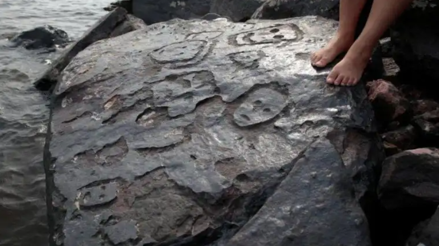 Las intrigantes caras talladas en rocas que quedaron expuestas por la grave sequía en el Amazonas