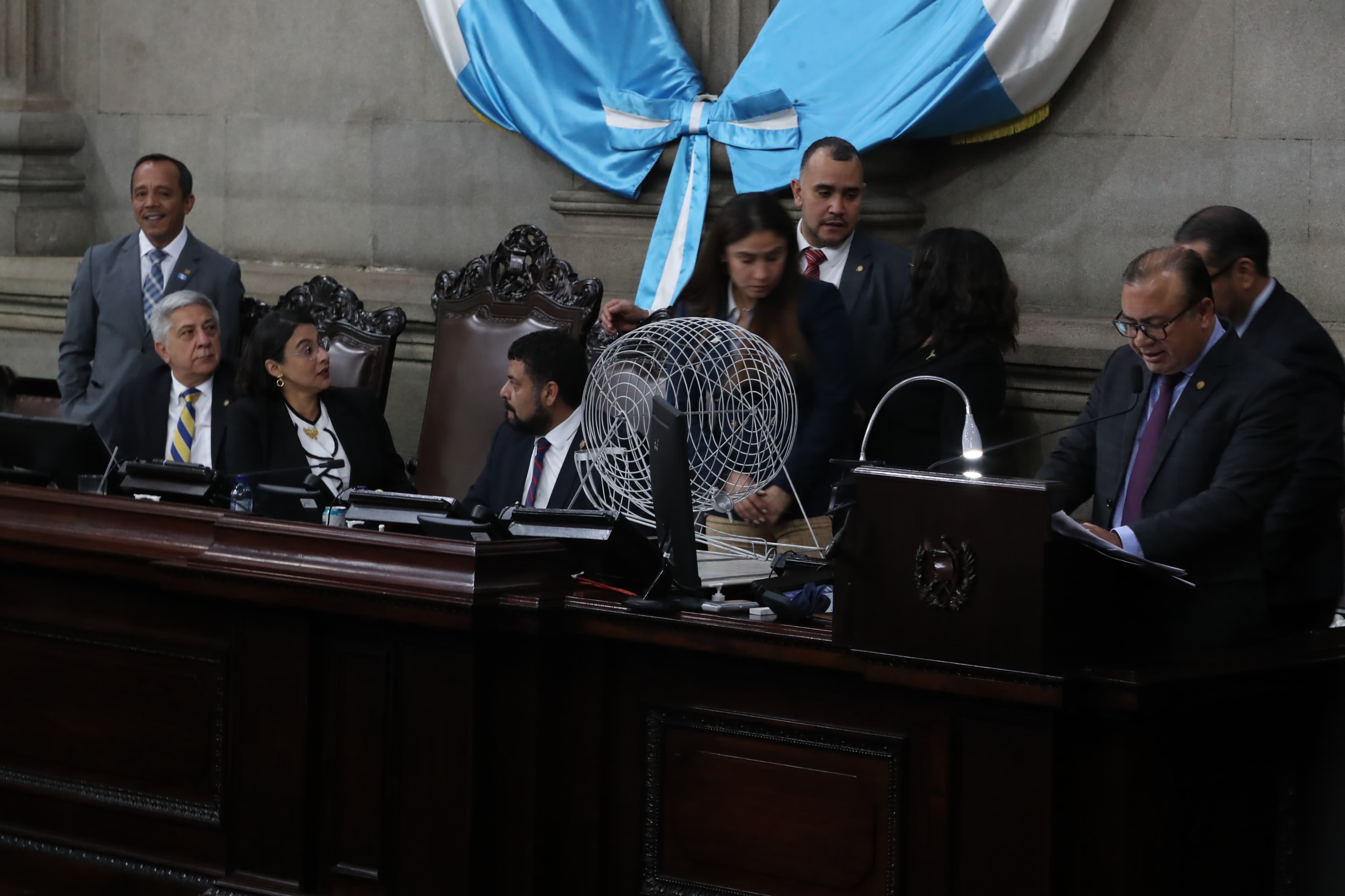 CONGRESO INTEGRA COMISIÓN PESQUISIDORA. MINISTRO DE COMUNICACIONES