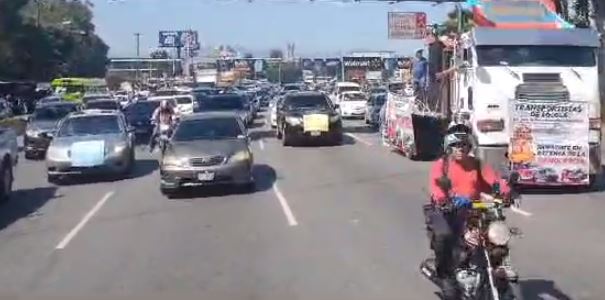 Manifestaciones en Guatemala: caravana se desplaza por El Trébol hacia la zona 1 en rechazo a acciones de algunos funcionarios