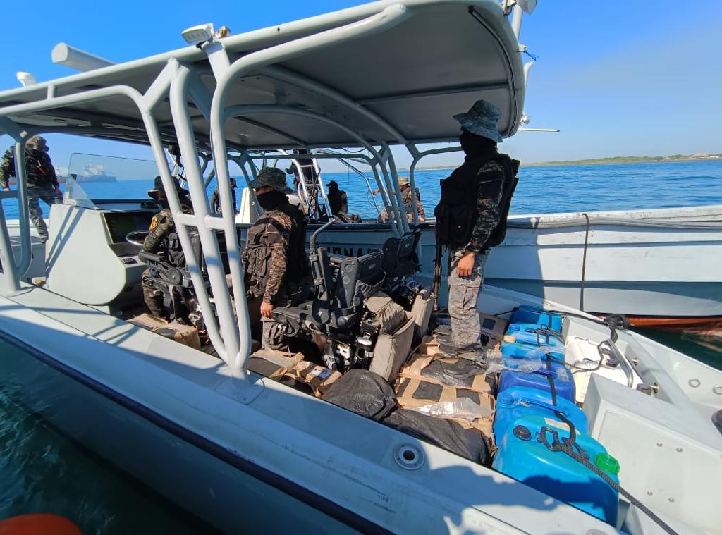 Con uso de radares, Ejército detecta una embarcación irregular en el Pacífico cuya tripulación lanzó al mar un cargamento