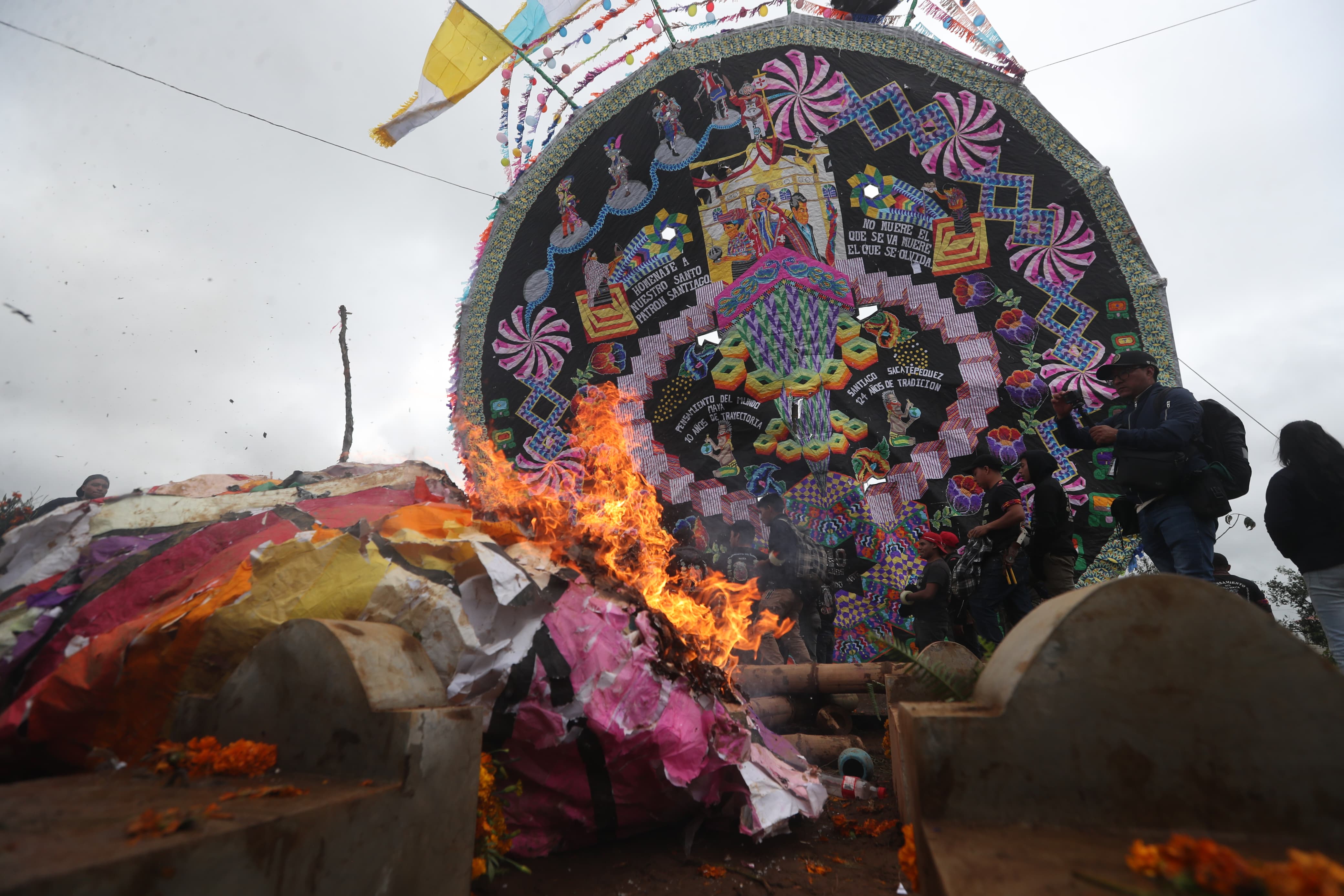 Barriletes gigantes llenan de color el cielo de Santiago Sacatepéquez