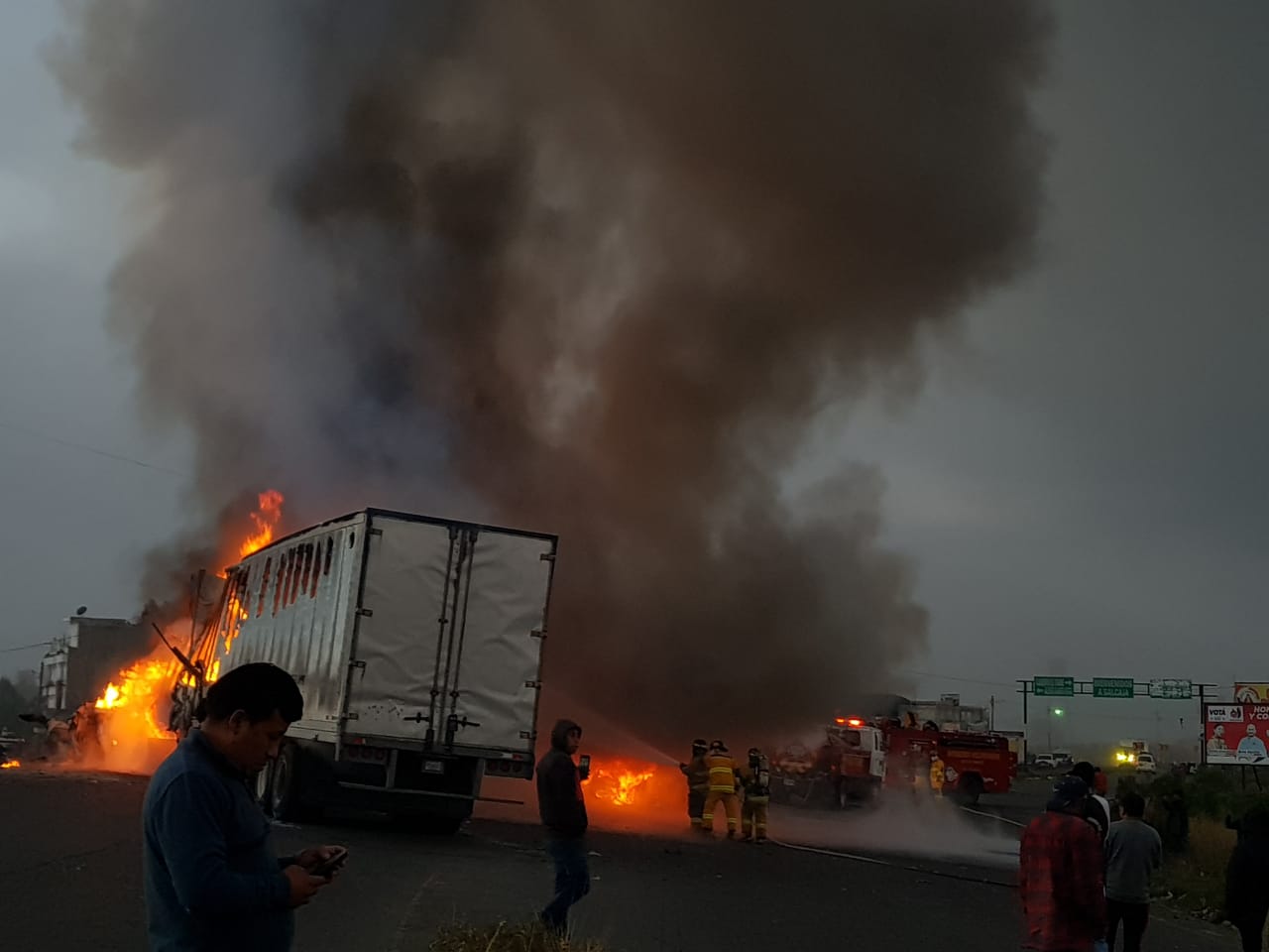 Un bus, un tráiler y un vehículo se incendian luego de accidentes de tránsito reportados en Totonicapán y Chimaltenango