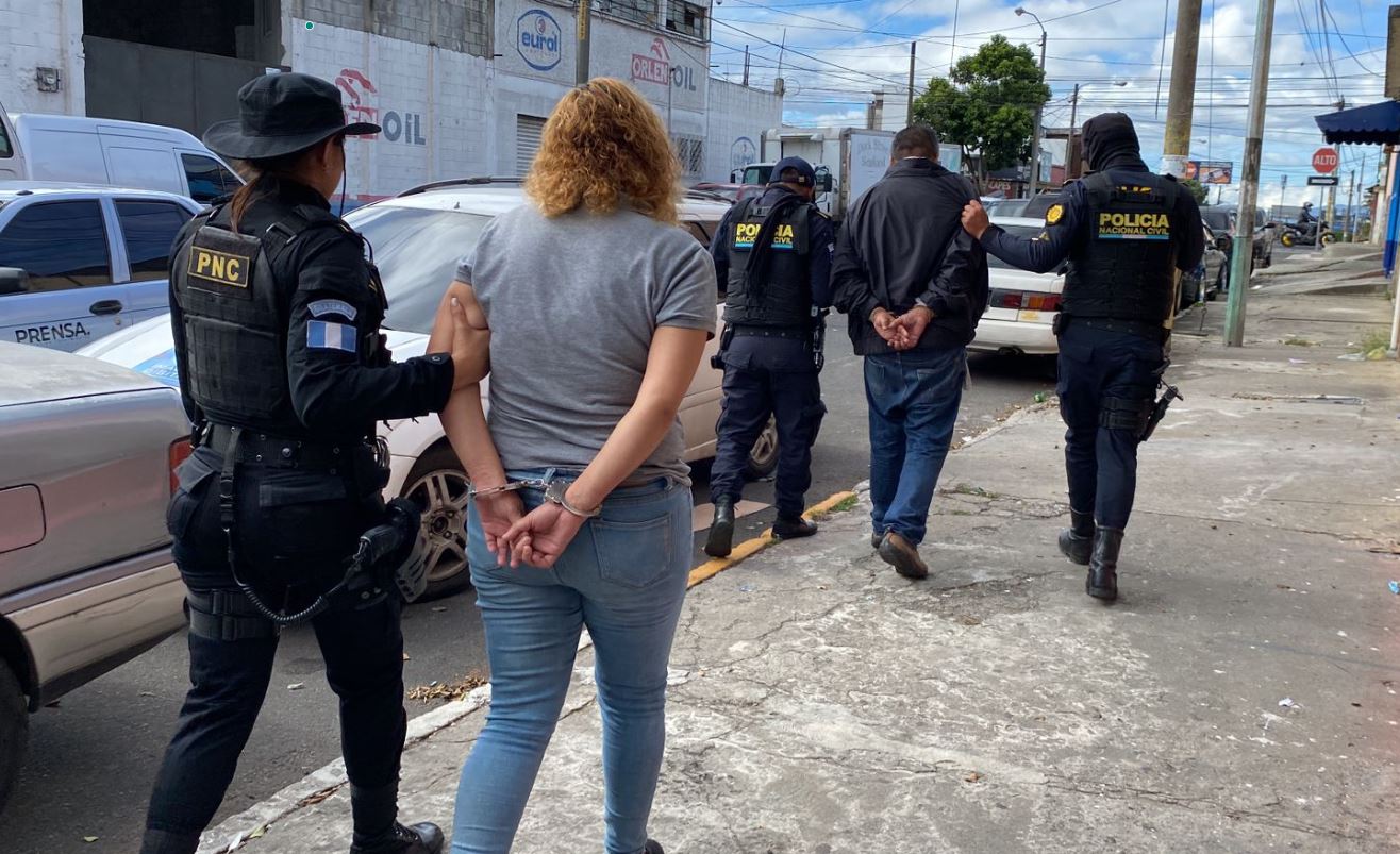 Capturan a pareja de esposos que asaltaba a mano armada en distintos puntos de las zonas 11 y 12 de la capital