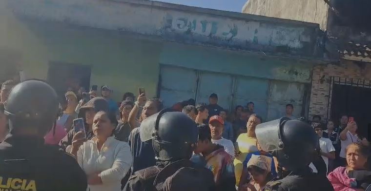 PNC rescata de ser linchada a mujer acusada de secuestrar a un niño de 4 años en Escuintla