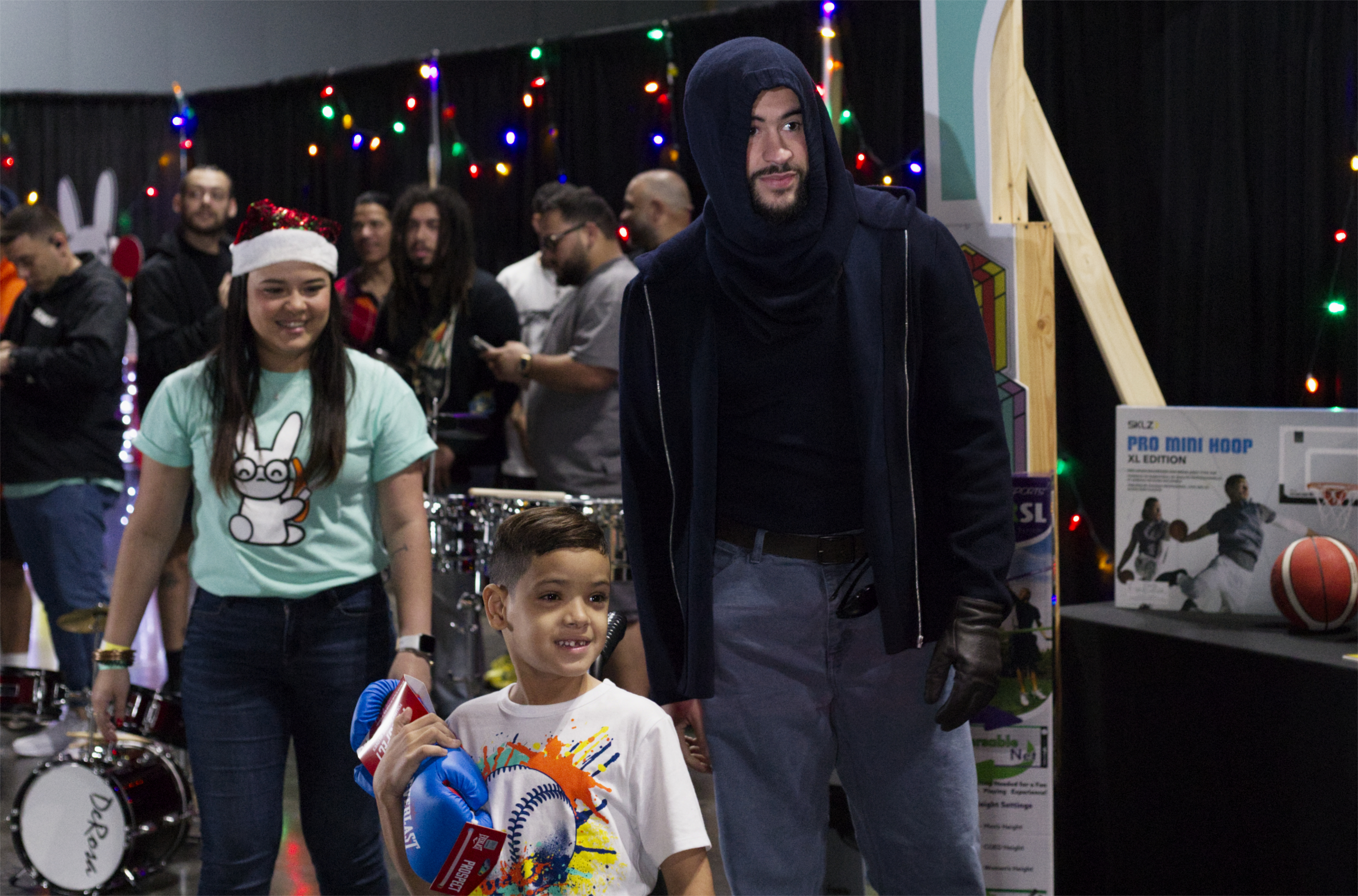 Bad Bunny ilumina la Navidad en Puerto Rico con su hermosa tradición de regalar obsequios a niños y jóvenes en “Bonita Tradición”
