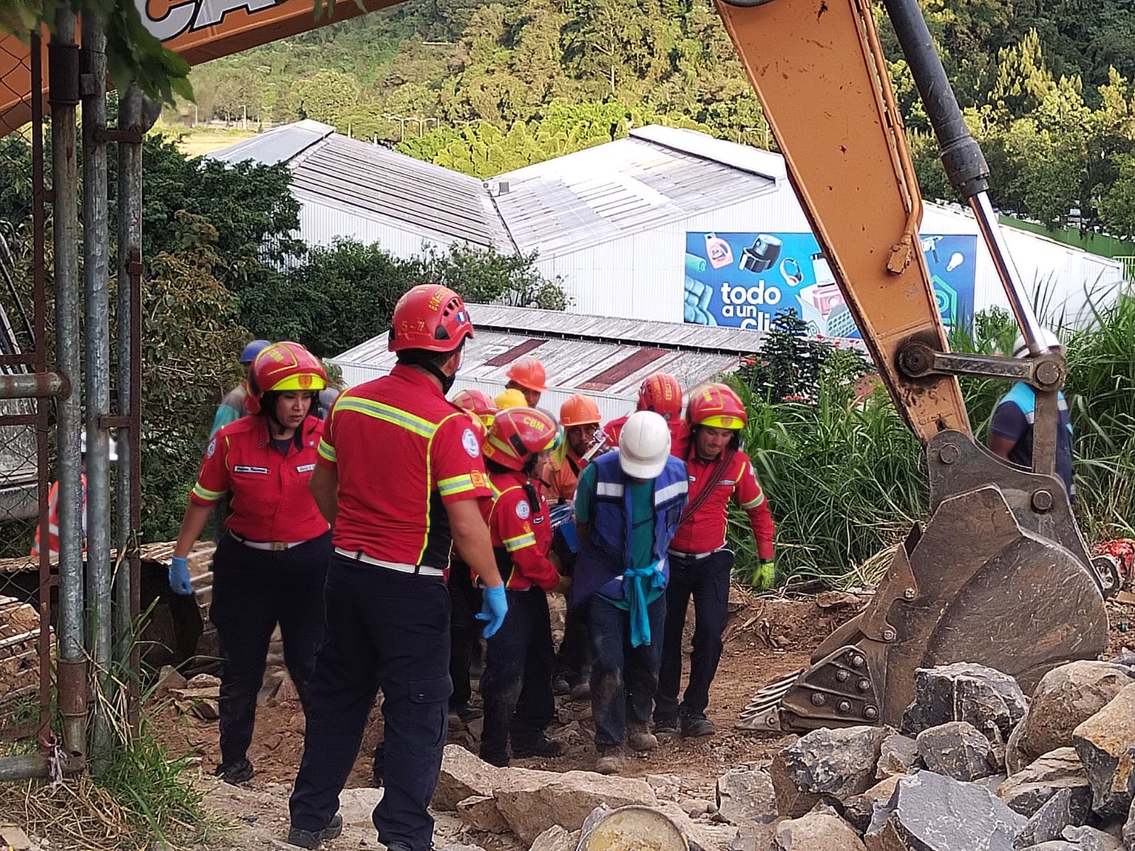 Dos trabajadores caen de andamio en el bulevar Lourdes