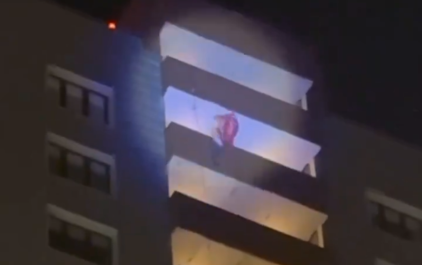 Fatal desenlace navideño: caída mortal de un hombre disfrazado de Papá Noel desde el piso 24 en un evento festivo