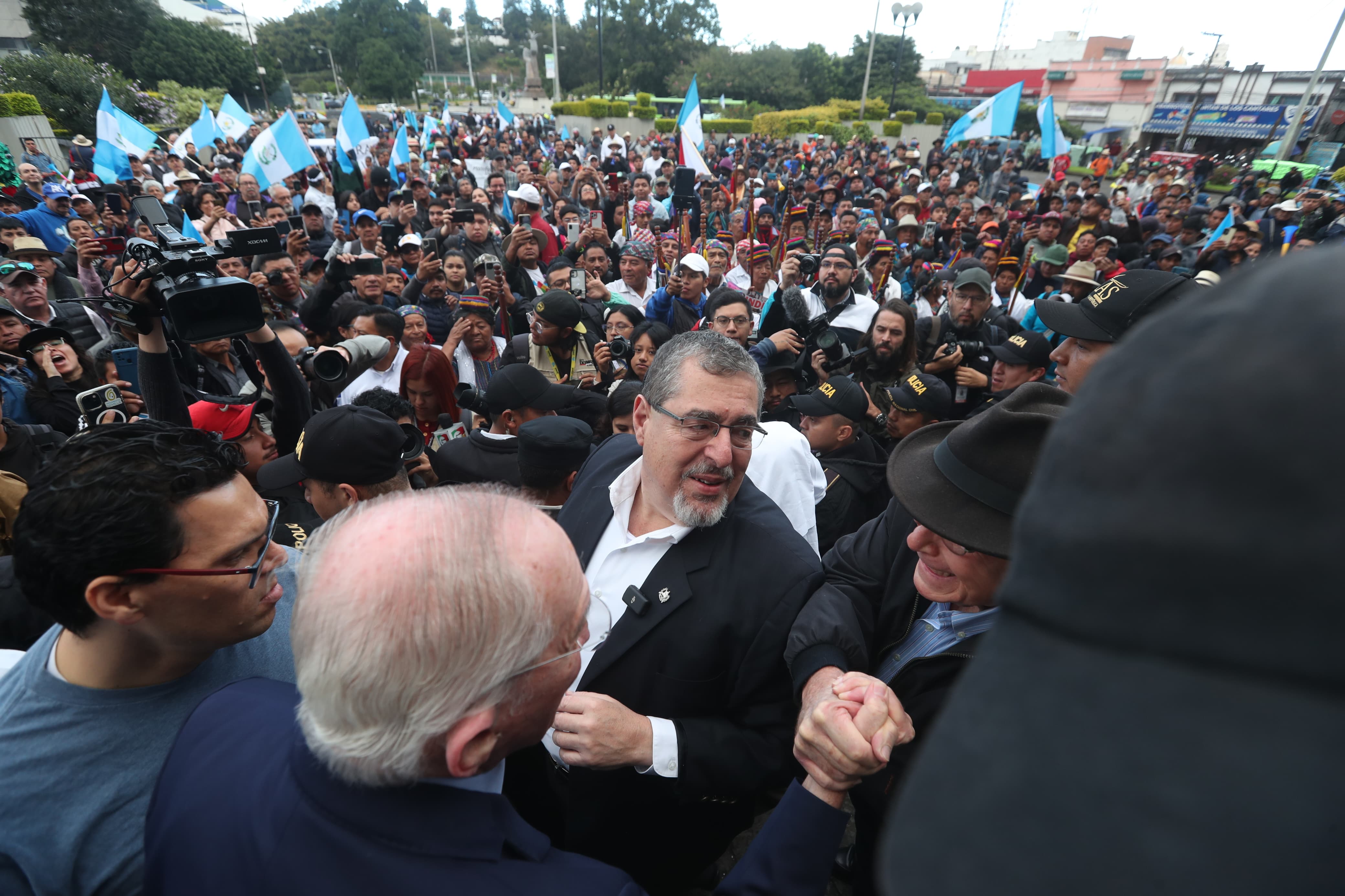En vivo | Manifestaciones en Guatemala: marcha convocada por Bernardo Arévalo recorre la capital