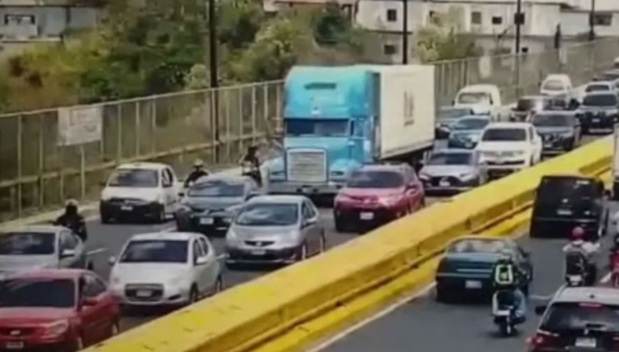 Cómo evitaron que joven que se bajó de un vehículo activando “con violencia el freno de mano” se lanzara del puente de El Incienso