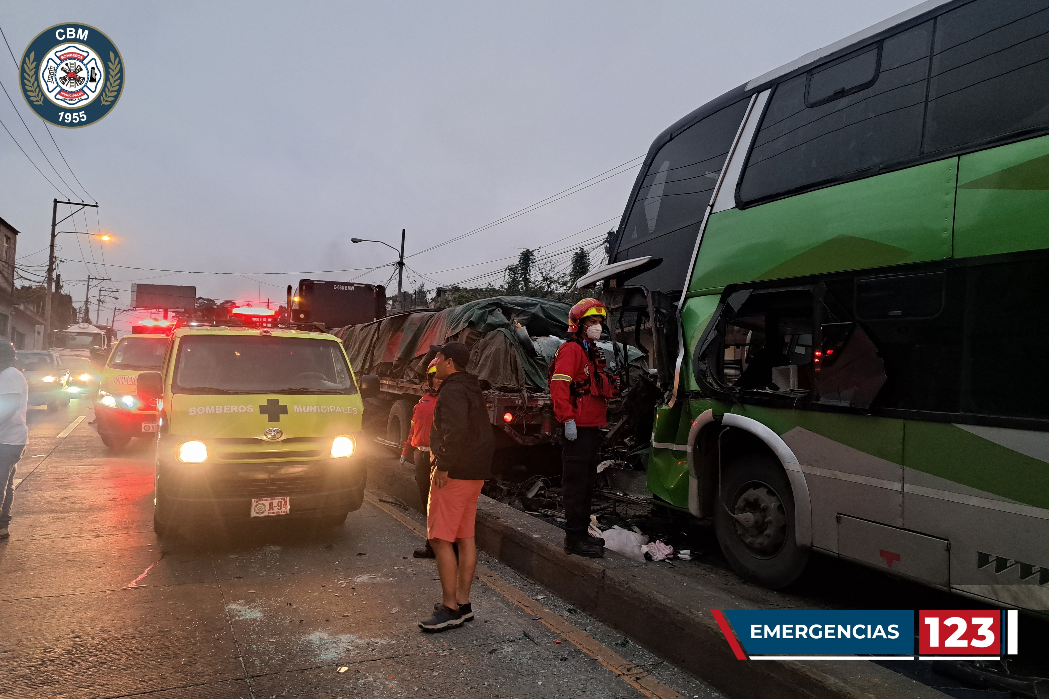 Al menos 15 personas resultan heridas por choque de tráiler y bus en ruta al Atlántico