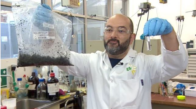 Los científicos que lograron convertir heces humanas en combustible para aviones