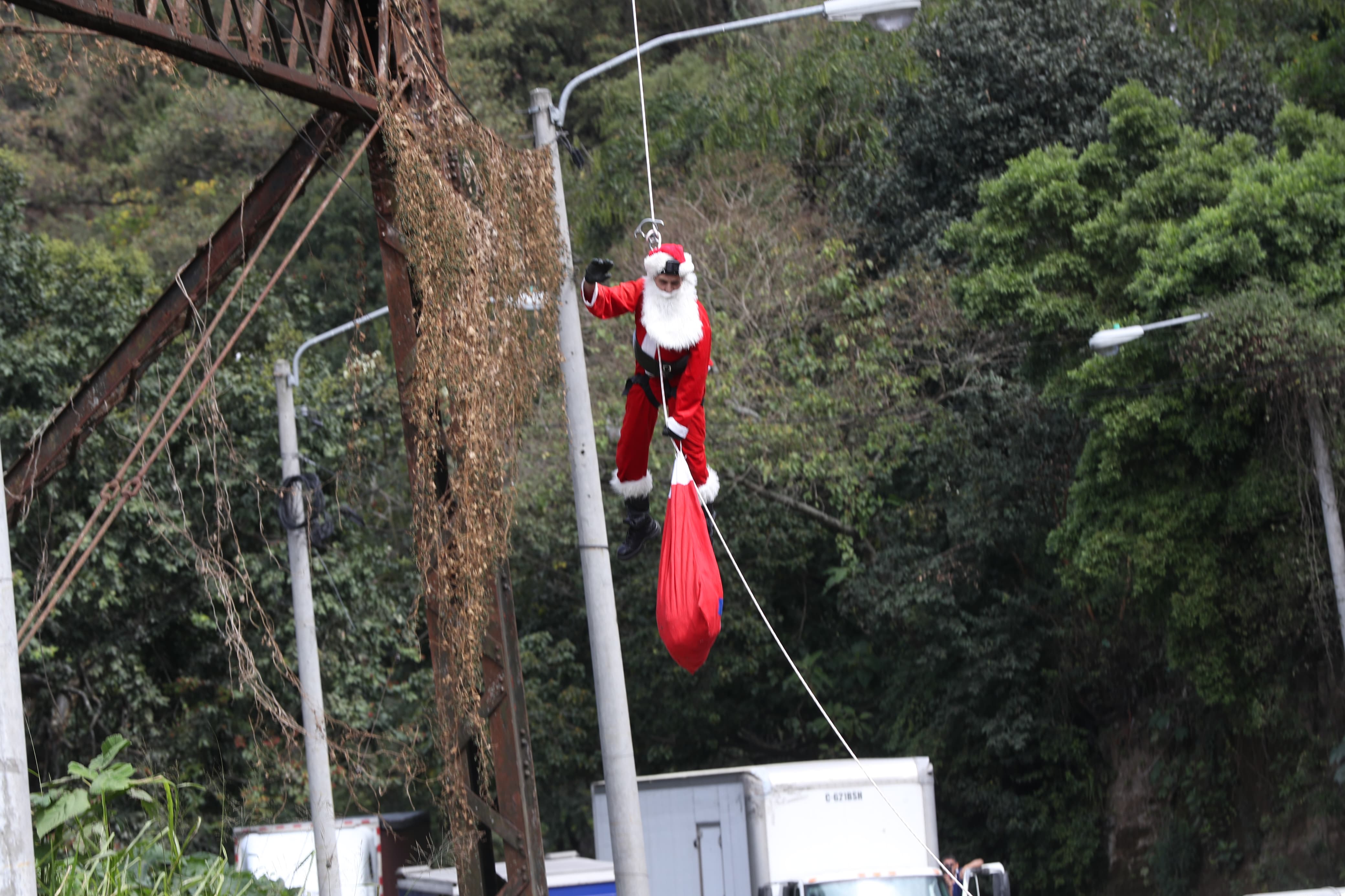 La hazaña del bombero guatemalteco que se lanzó del puente Las Vacas para llevar regalos a niños de escasos recursos
