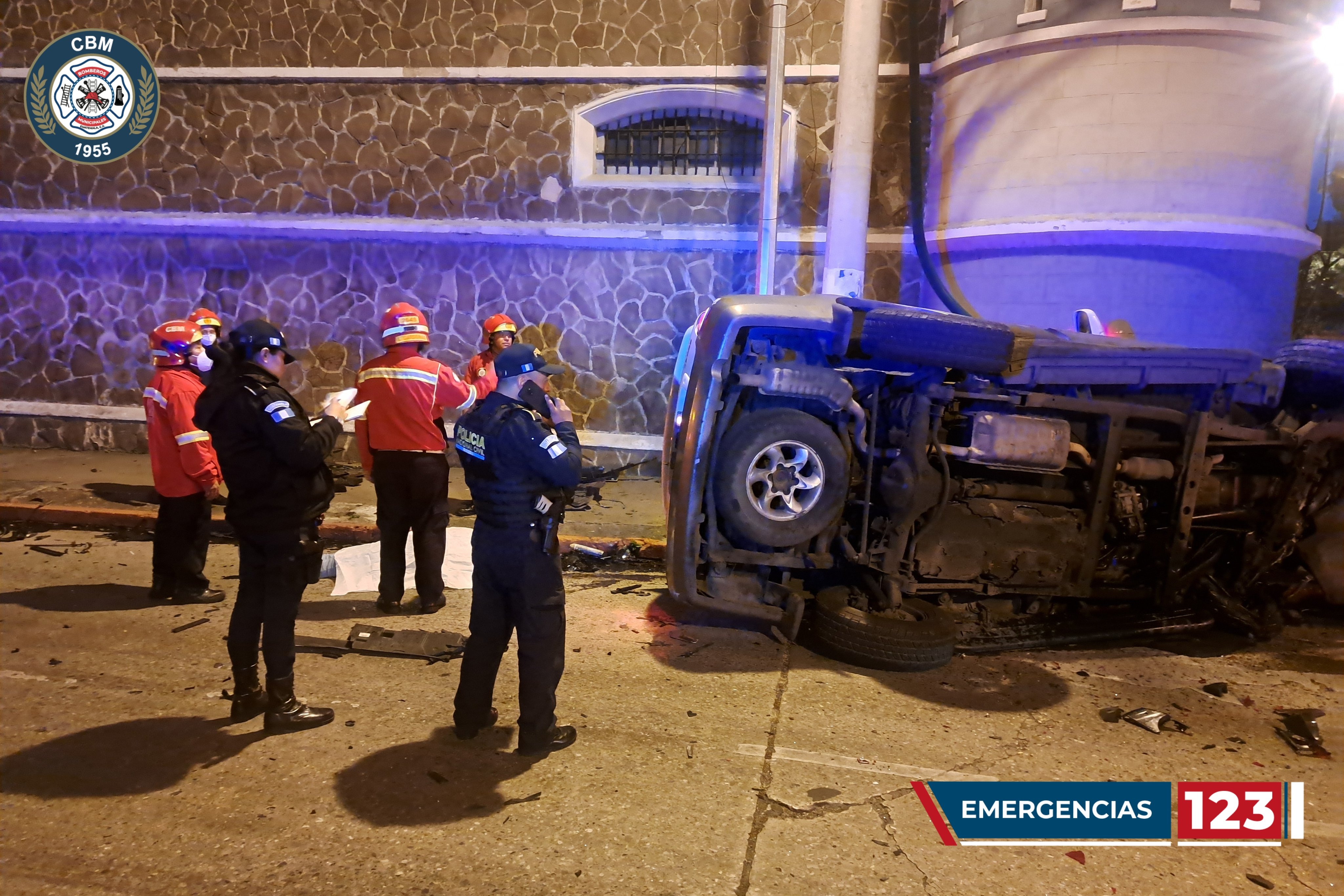Choque de dos carros en en la zona 10 deja un muerto y un herido