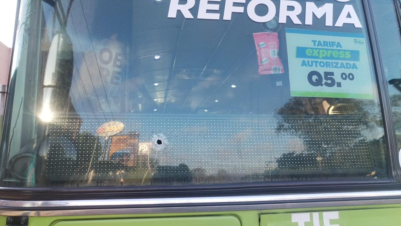 Policía Municipal evita que cuatro hombres asalten bus en el bulevar Liberación y se reportan dos heridos en el incidente