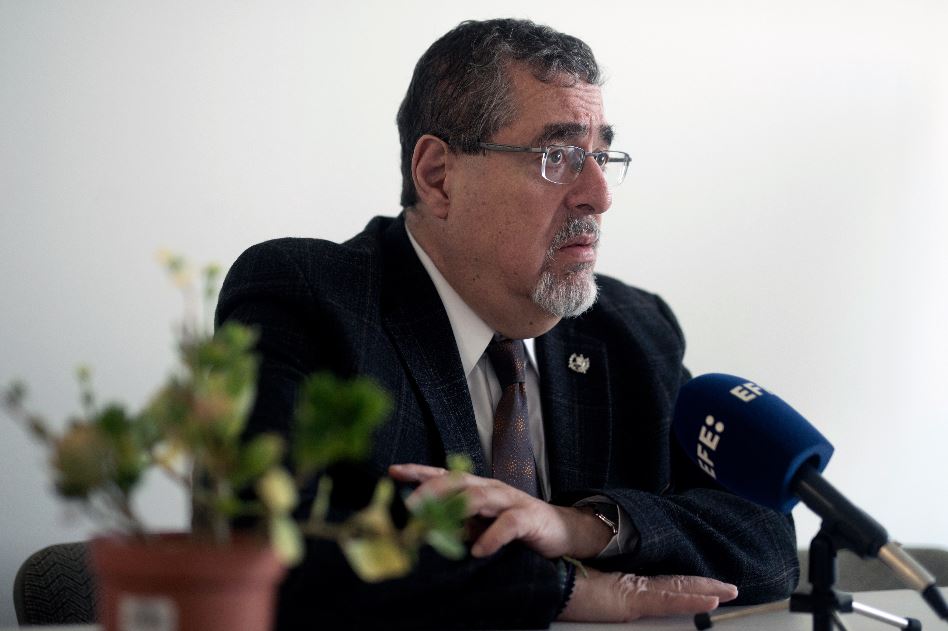 Bernardo Arévalo dice que recibe un Ejecutivo “debilitado” y que revertirá decisiones de Giammattei