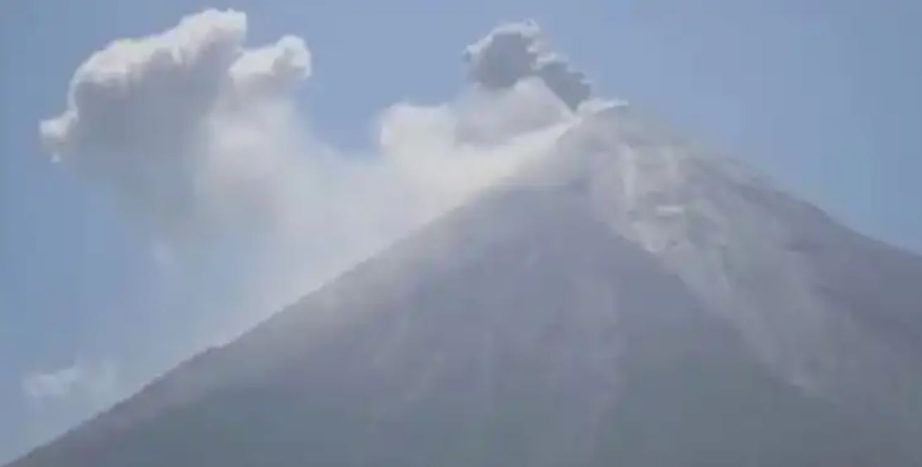 Volcanes de Fuego y Santiaguito mantienen actividad y lanzan ceniza hacia algunas comunidades