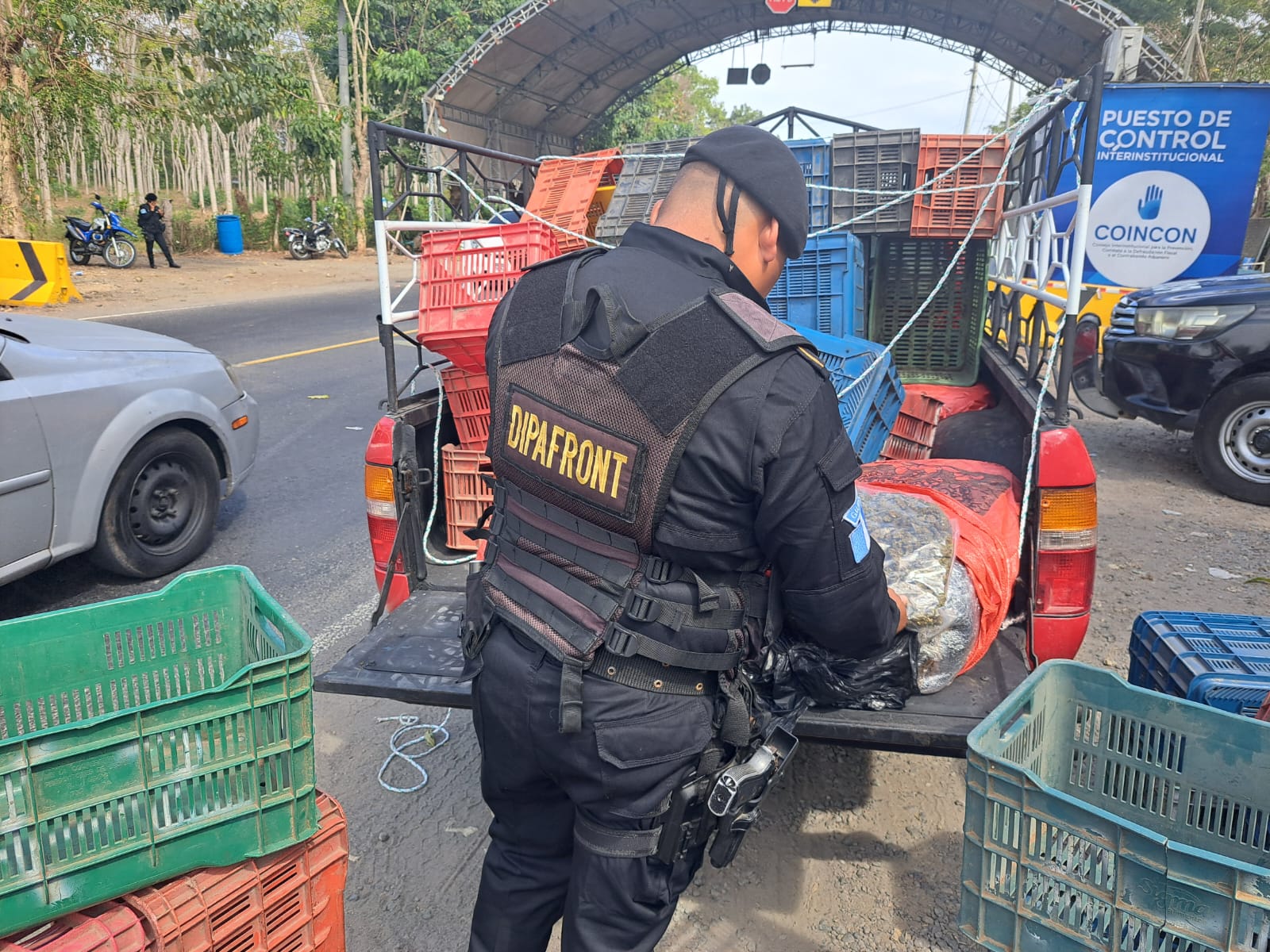 Localizan posible marihuana en costales que viajaban ocultos en cajas plásticas, en Pajapita, San Marcos