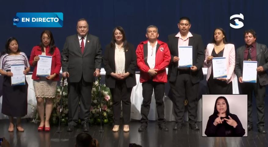 Presidente Giammattei le pide a Joviel Acevedo el borrador del pacto colectivo del STEG